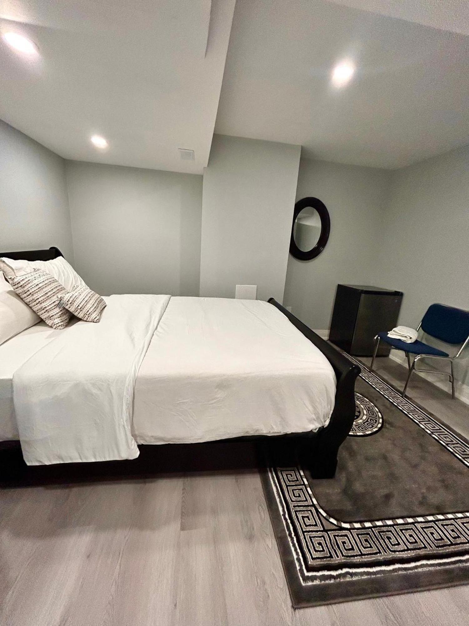 Apartment B 2 Bedroom Brampton Bagian luar foto