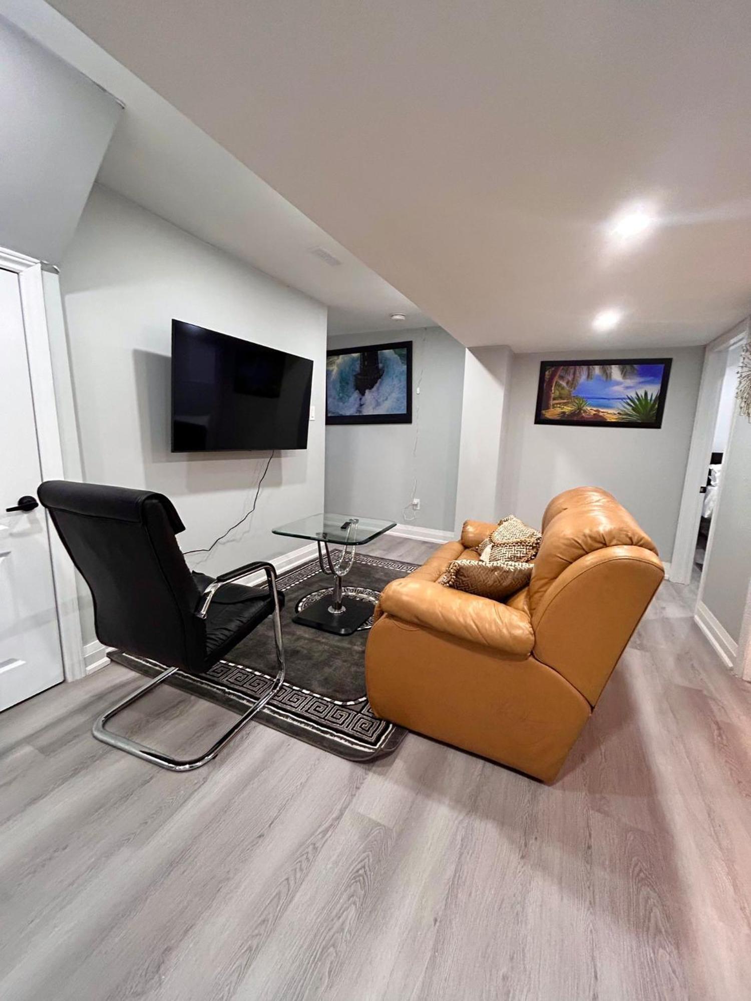Apartment B 2 Bedroom Brampton Bagian luar foto