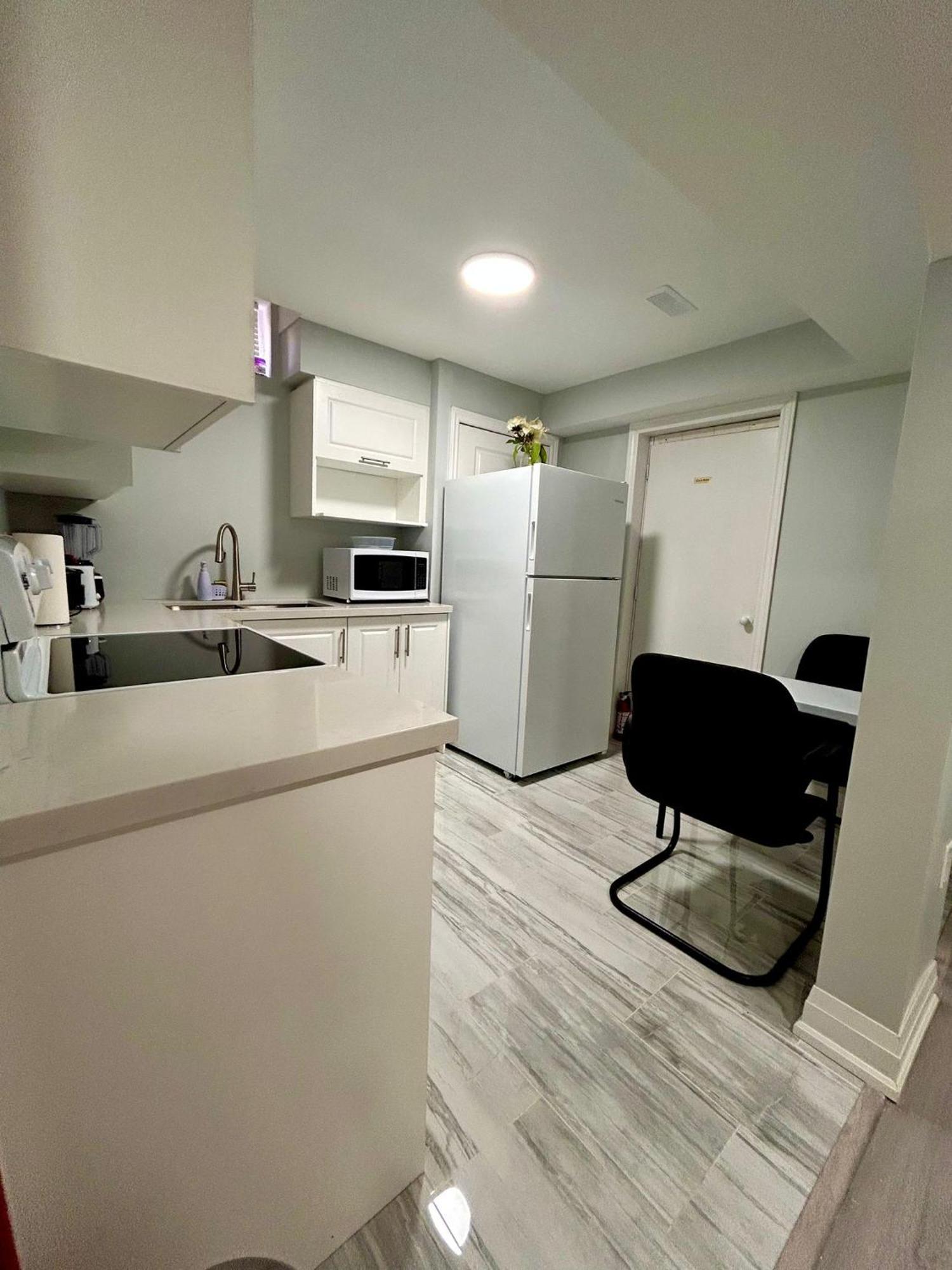 Apartment B 2 Bedroom Brampton Bagian luar foto