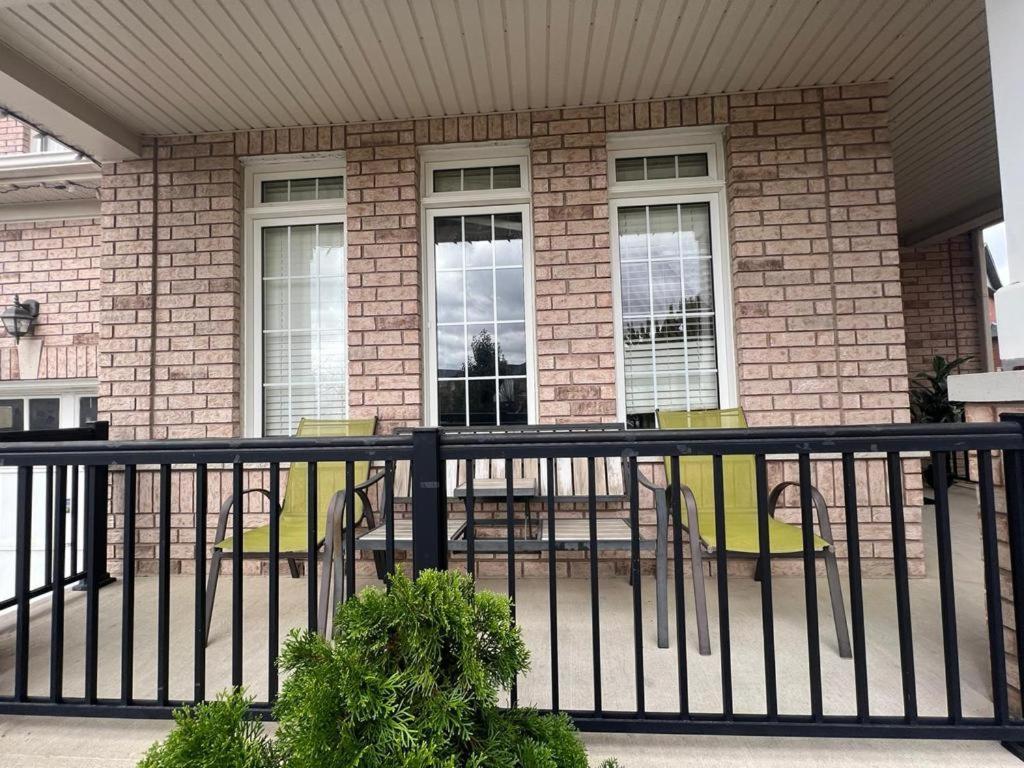 Apartment B 2 Bedroom Brampton Bagian luar foto