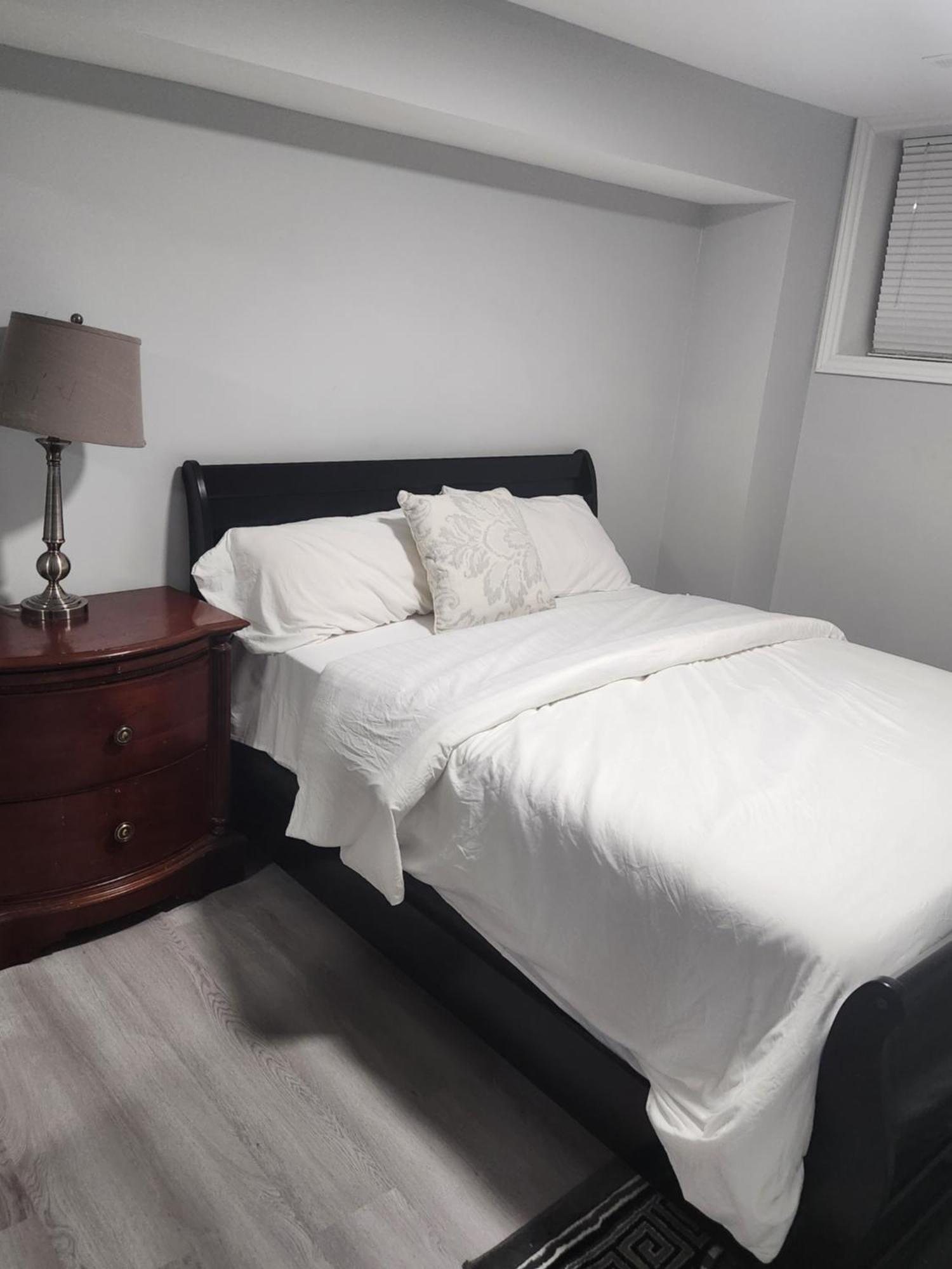 Apartment B 2 Bedroom Brampton Bagian luar foto
