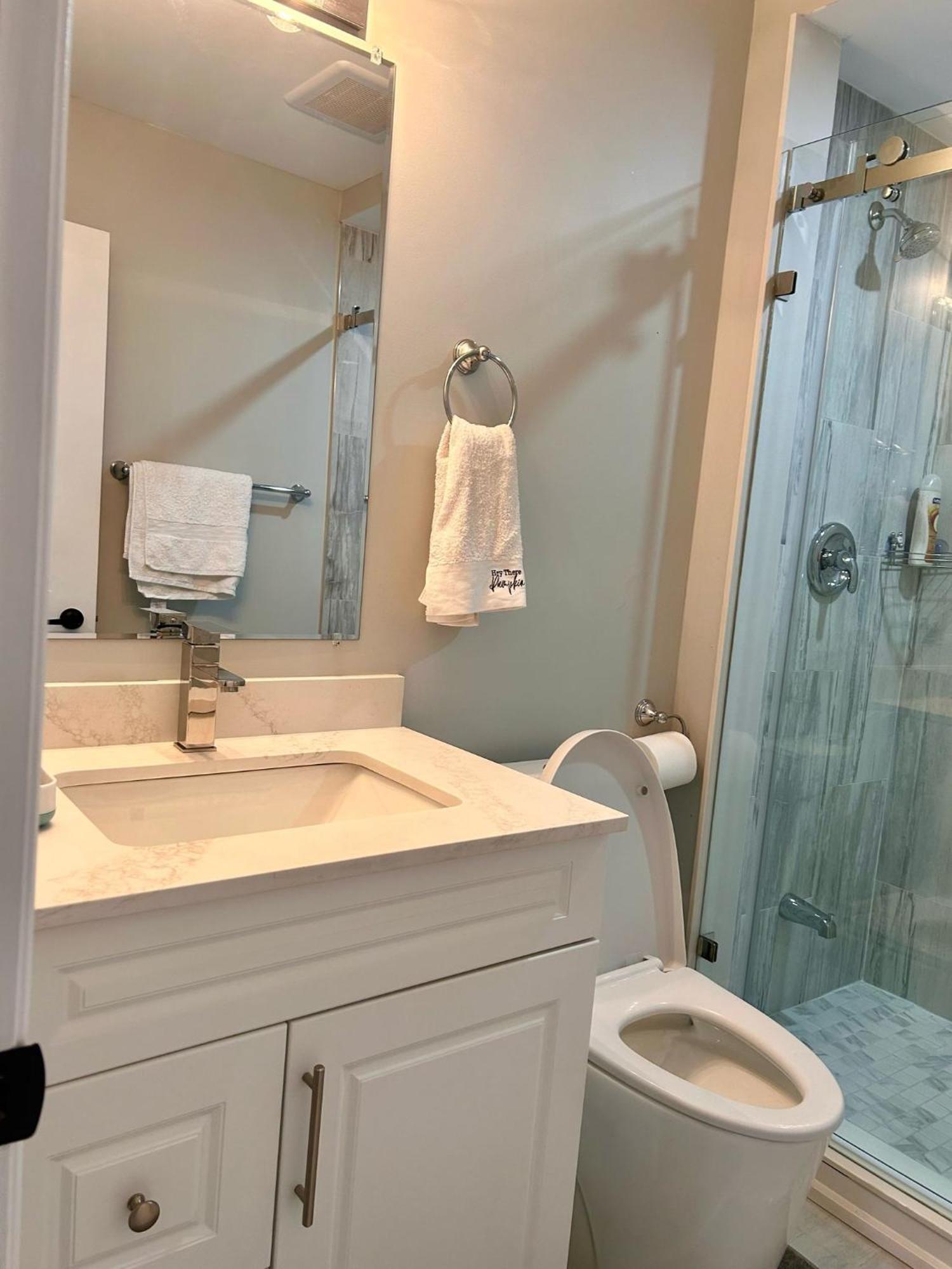 Apartment B 2 Bedroom Brampton Bagian luar foto